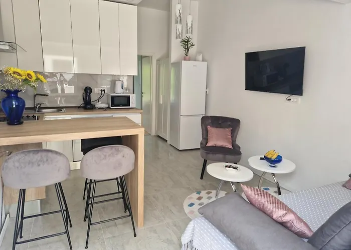 Leana Apartman *